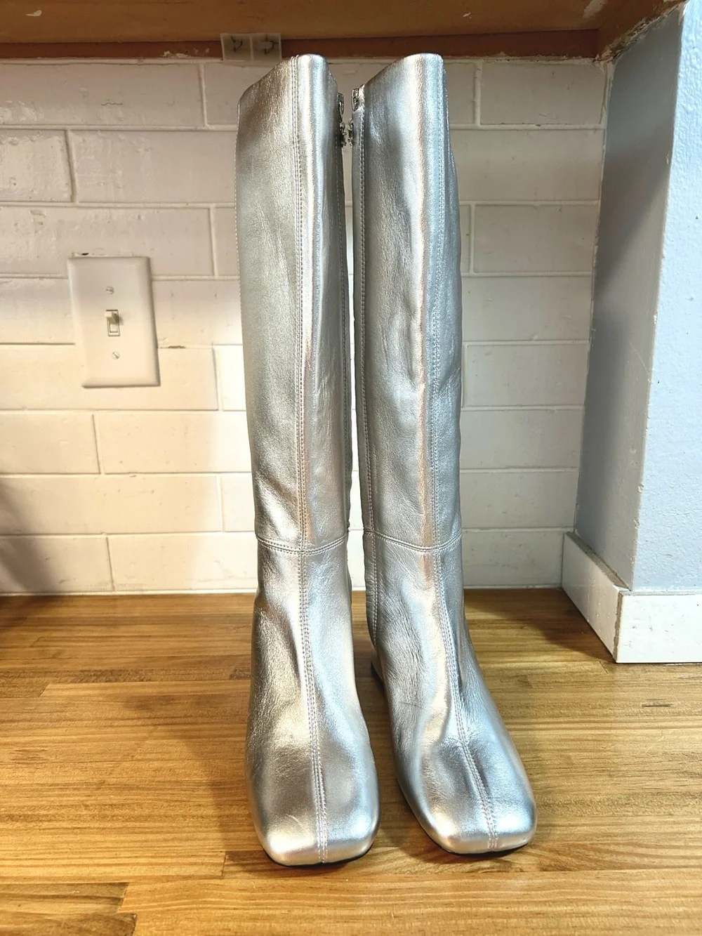 Circus by Sam Edelman shine these